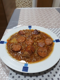 Una foto de Lentejas con tacos de jamón chorizo y tacos de magro de cerdo