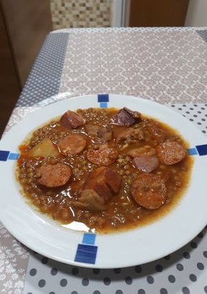 Una foto de Lentejas con tacos de jamón chorizo y tacos de magro de cerdo