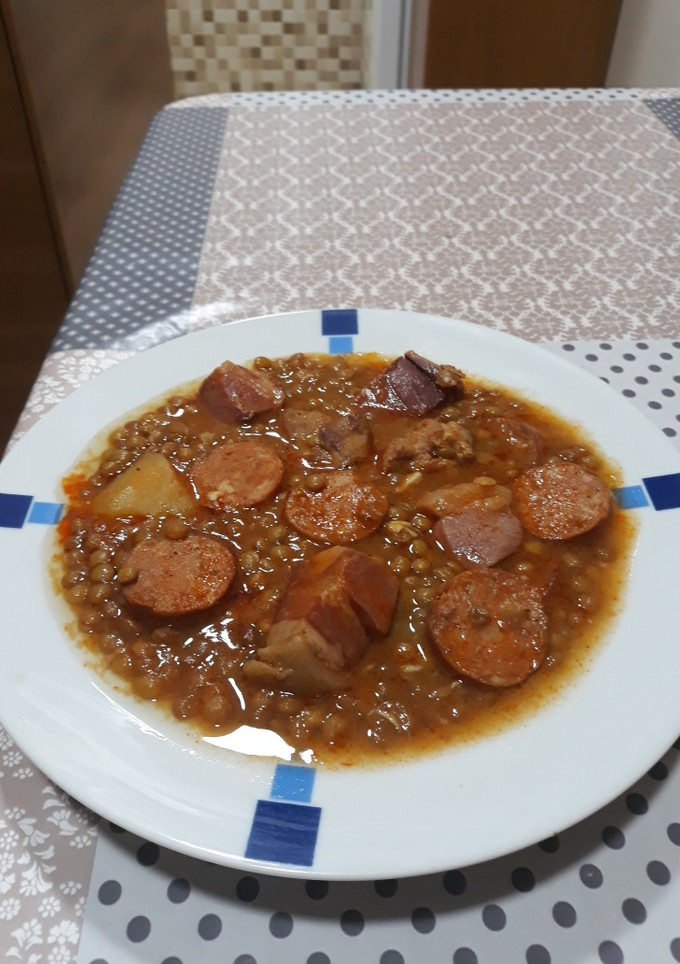 Una foto de Lentejas con tacos de jamón chorizo y tacos de magro de cerdo