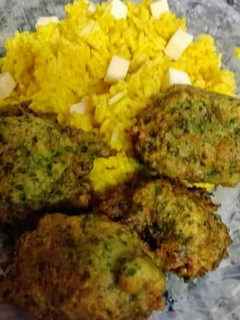 Una foto de Croquetas de Acelga con Arroz Amarillo + Queso! 🇦🇷❤️
