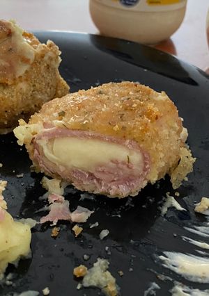 Una foto de Bombas de milanesa con relleno de jamón y queso
