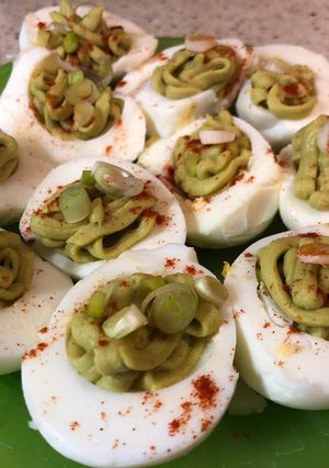 Φωτογραφία της συνταγής Αυγά βραστά με dressing από avocado