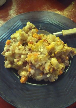Una foto de Coliflor gratinado con carne y zanahorias