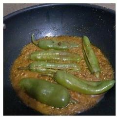 A picture of Qeema Bhari Green Chillies.
