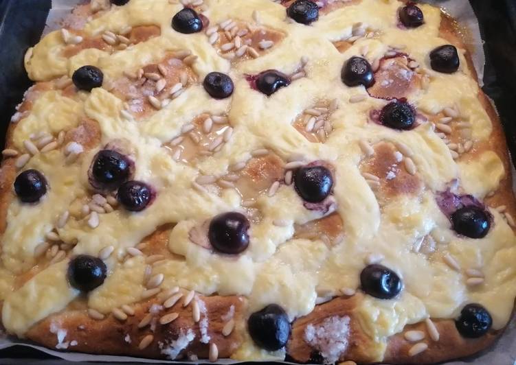 74. Coca Sant Joan de crema y cerezas de temporada/Panificadora