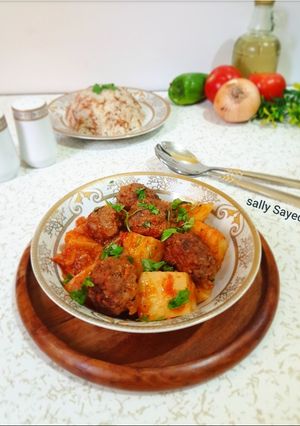 صورة لوصفة بطاطس مطبوخة بكرات اللحم