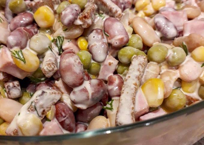 Салат из фасоли с колбасой