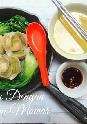 A picture of Rose Wonton Soup With Bok Choy.