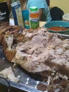 Una foto de Asado a la parrilla de paleta chancho inyectada con limón y al chimichurri