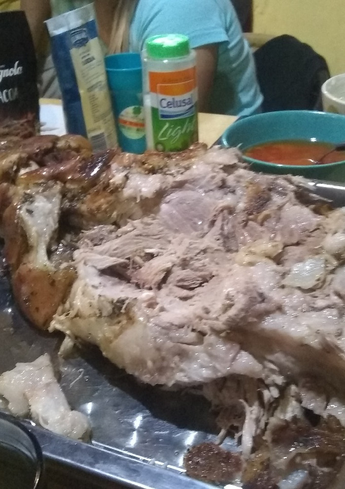Una foto de Asado a la parrilla de paleta chancho inyectada con limón y al chimichurri
