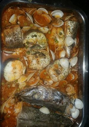 Foto principal de Merluza en salsa de tomate con almejas by ya'acov