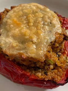Una foto de Pimientos rojos rellenos de verduras y quinoa
