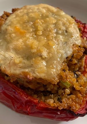Foto principal de Pimientos rojos rellenos de verduras y quinoa