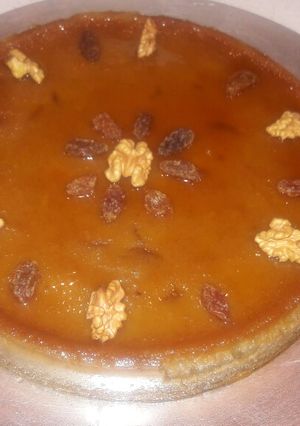 Una foto de Pudín de pan con nueces y pasas.