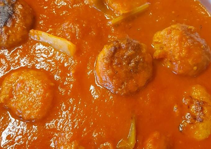 Meat balls with selery and tomato sauce