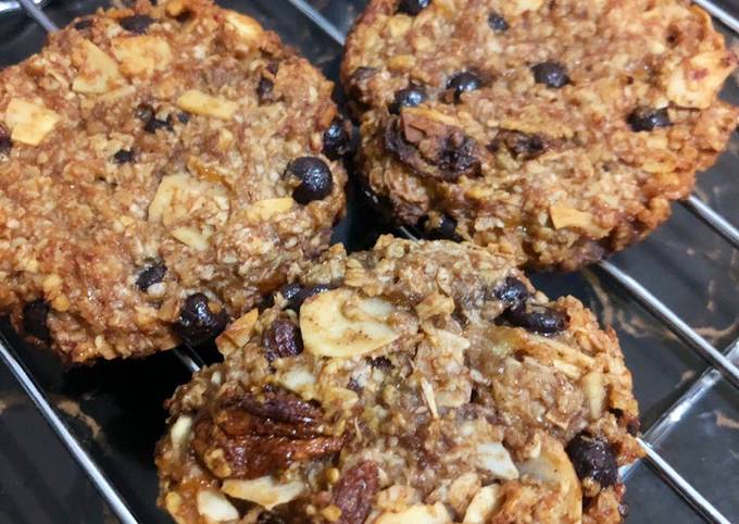 Soft chewy banana oat cookies