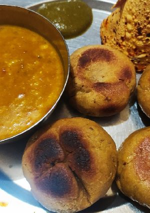 दाल बाटी (dal bati recipe in Hindi) रेसिपी मुख्य फोटो
