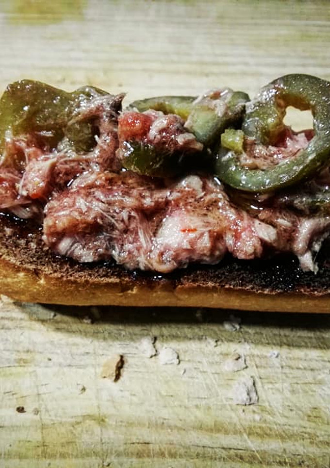 Una foto de Tostadas de atún con tomate y jalapeños