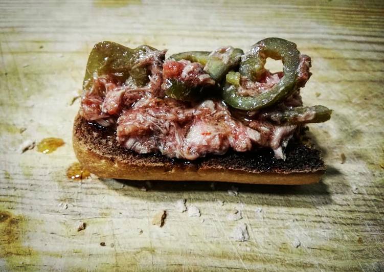 Tostadas de atún con tomate y jalapeños