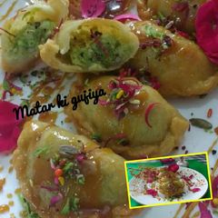 A picture of Matar ki gujiya.