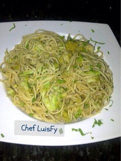 Una foto de Pasta con bróculi LuisFy