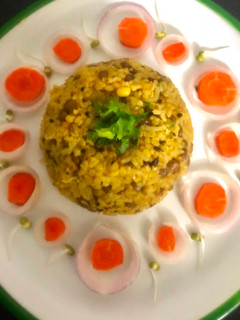 पोष्टिक खिचडी (khichadi recipe in marathi) रेसिपी चे मुख्य फोटो
