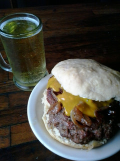 Una foto de Hamburguesas de Chivo - Cordero con cebollas caramelizadas (100% caseras)