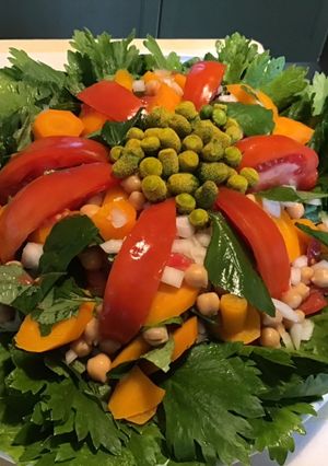 Une photo de Salade de brede mafane au céleri,carottes,pois chiches, tomates et oignon