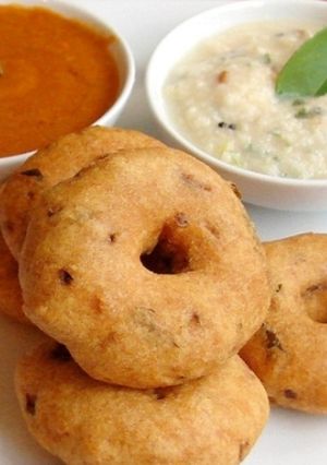 મેંદુ વડા(menduvada recipe in gujarati) રેસીપી મુખ્ય ફોટો