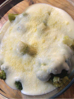 Una foto de Brócoli con salsa blanca y queso gratinado
