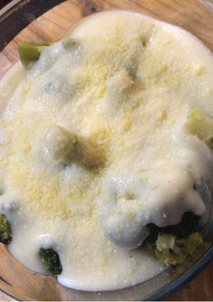 Una foto de Brócoli con salsa blanca y queso gratinado