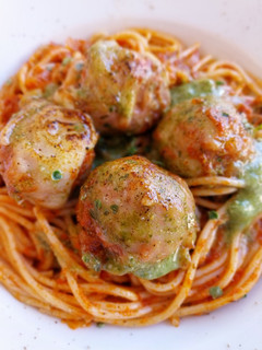 Una foto de Espaguetis con albóndigas gratinadas con tomate y pesto
