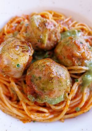 Foto principal de Espaguetis con albóndigas gratinadas con tomate y pesto