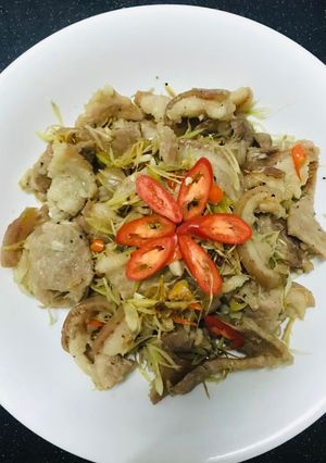 Hình của món Thịt Giò Heo Xào Sả Ớt.
