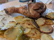 Una foto de pavo con papas al horno