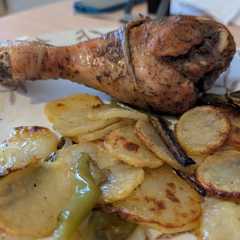 Una foto de Muslo de pavo y patatas al horno