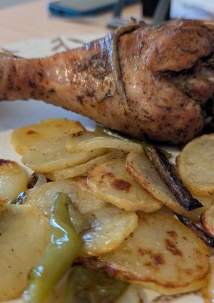 Una foto de Muslo de pavo y patatas al horno