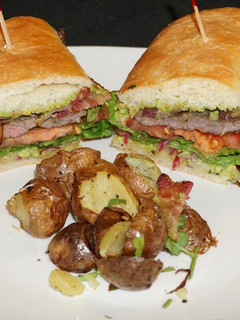 Una foto de Sándwich de churrasco con palta y tocino