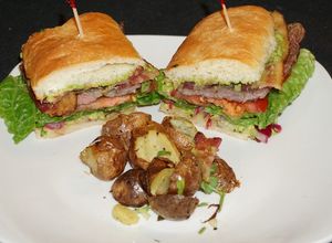 Una foto de Sándwich de churrasco con palta y tocino