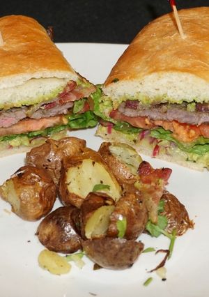 Una foto de Sándwich de churrasco con palta y tocino