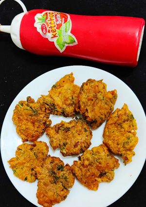 प्याज़ धनिया पकौड़ा (pyaz dhaniya pakoda recipe in Hindi) रेसिपी मुख्य फोटो