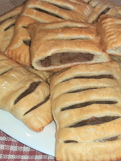 Фото Слойки с яблоками и корицей из готового слоеного теста.