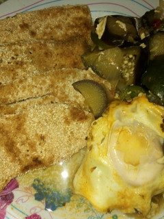 Una foto de Milanesas de berenjena y revuelto de zapallito berenjena y huevo