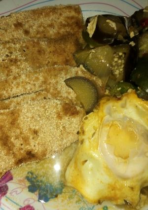 Una foto de Milanesas de berenjena y revuelto de zapallito berenjena y huevo
