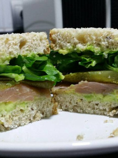 Una foto de Sándwich de aguacate, salmón ahumado y pepinillos ♡