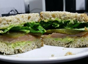 Foto principal de Sándwich de aguacate, salmón ahumado y pepinillos ♡