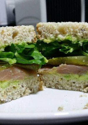 Foto principal de Sándwich de aguacate, salmón ahumado y pepinillos ♡