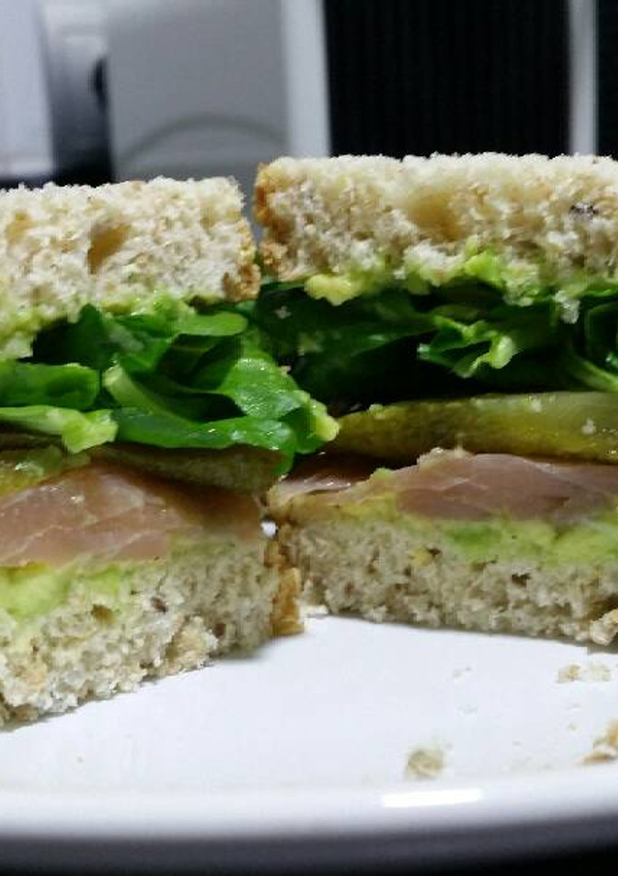 Una foto de Sándwich de aguacate, salmón ahumado y pepinillos ♡