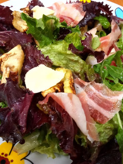 Una foto de Ensalada con berenjena, mozzarella y jamón