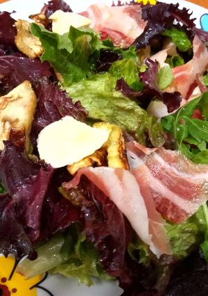 Una foto de Ensalada con berenjena, mozzarella y jamón